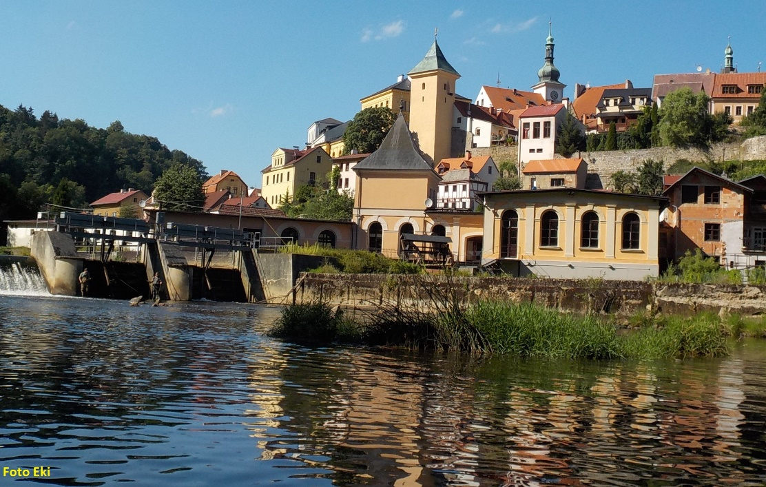 rkm 191,7 Pohled na Loket, vlevo Horní jez rkm 191,7 Pohled na Loket, vlevo Horní jez
