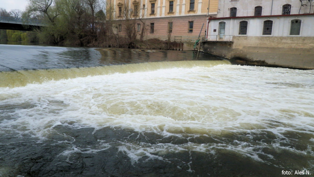 rkm 54 Jez Jiráskovy mlýny, 18.4.2021, 29 m3/s na LG Louny rkm 54 Jez Jiráskovy mlýny, 18.4.2021, 29 m3/s na LG Louny