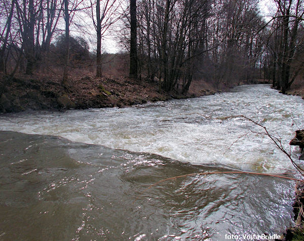 Závěrečný stupeň s peřejkou nad ústím Kněžné