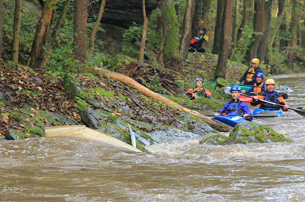 Rozbitá laminátová kánoe Rozbitá laminátová kánoe