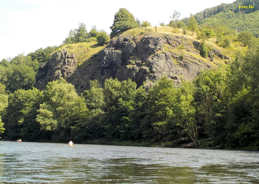 rkm 145 Čedičová skála nad Ohří u Korunní rkm 145 Čedičová skála nad Ohří u Korunní