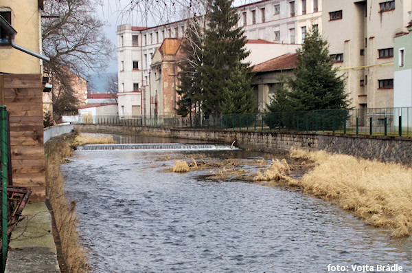 V Broumově nad mostem u nádraží