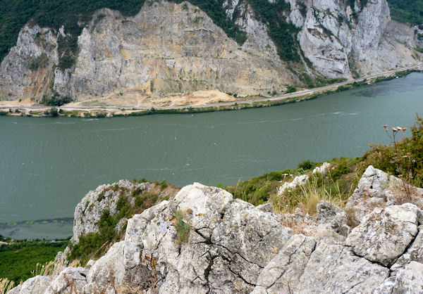 Toulky Banátem – pohled z Vildovy vyhlídky. Dunaj je zde všudypřítomný.