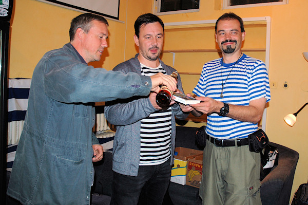 Knihu Říční polobozi pokřtili Míla Pražák, provozovatel serveru Padlo.cz (vlevo), a Darek Šmíd, syn slavného spisovatele, který do knihy poskytl povídku svého otce. 