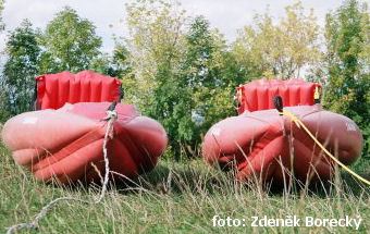 Čelní pohled na nový a upravený člun Čelní pohled na nový a upravený člun