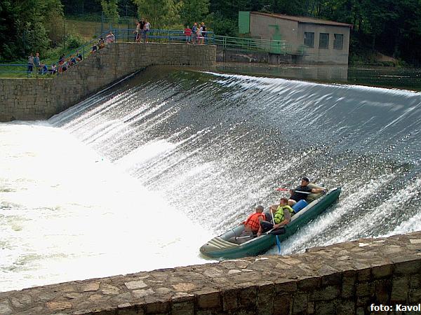 Šikmá přelivná plocha na jezu v Podhradi - Moravice