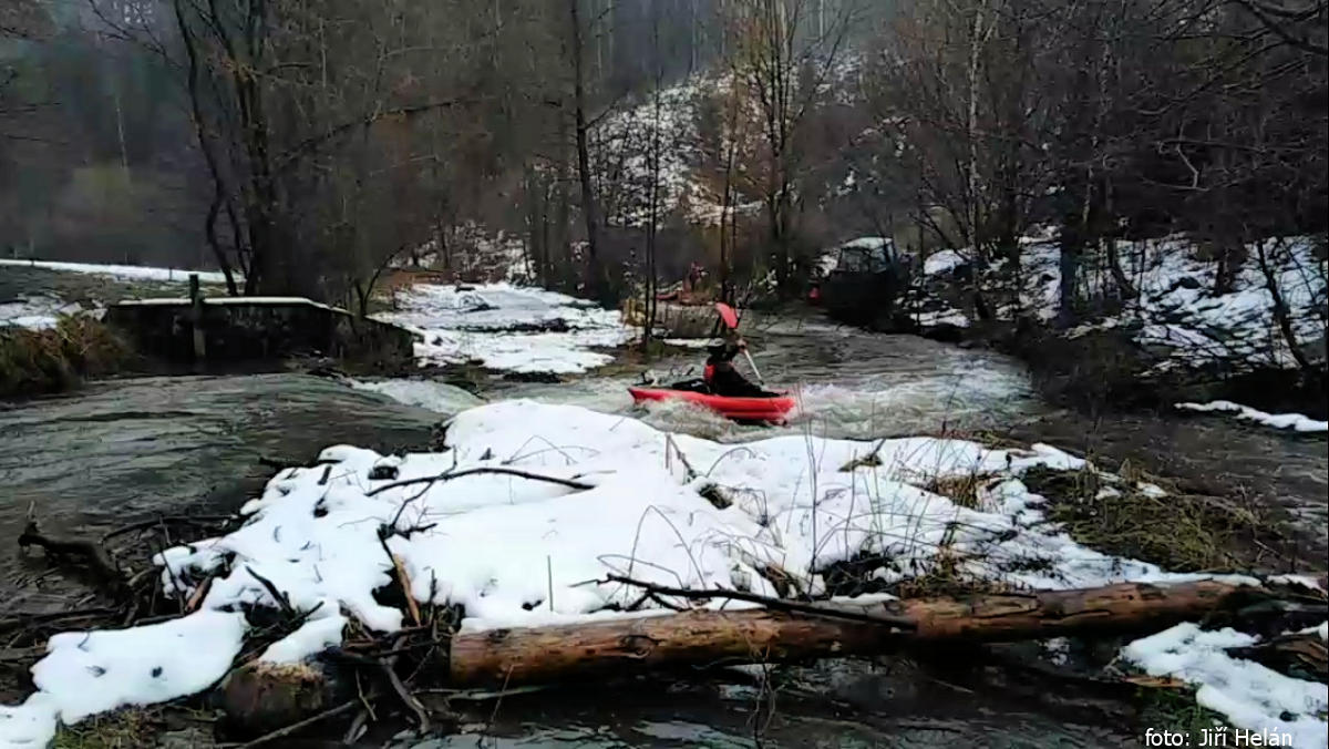 rkm. 11,2 Rozvalený jez před Sochorskou skálou