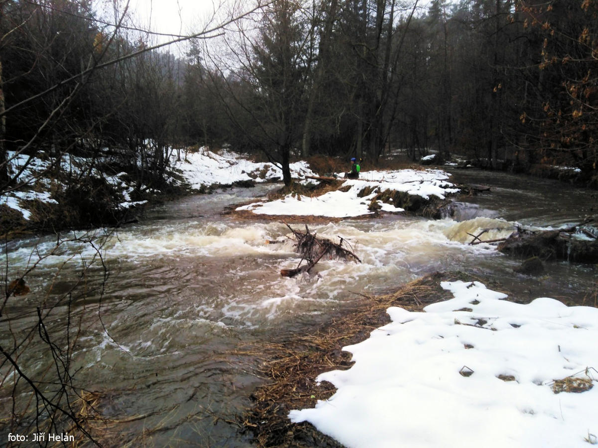 rkm. 11,2 Rozvalený jez před Sochorskou skálou