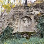 Jaroslav Vrchlický vytesaný v křídovém pískovci nad říčkou Vrchlice