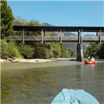 Zleva přítok kalného potoka Katschbach do čistého Muru 08/2024