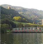 Lávka před obcí Unzmarkt, nad ní hrad 08/2024