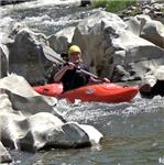 mezi balvany nedaleko výstupního místa