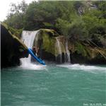 Stupeň pod Primišlje - my skáčeme bze lodí, průvodce sjíždí