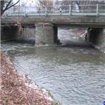 most v zatáčce, voda táhne na pilíř