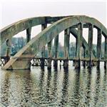 Zbytky mostu v Jesenické přehradě