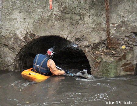 Průjezd pod mostem je tak akorát Průjezd pod mostem je tak akorát