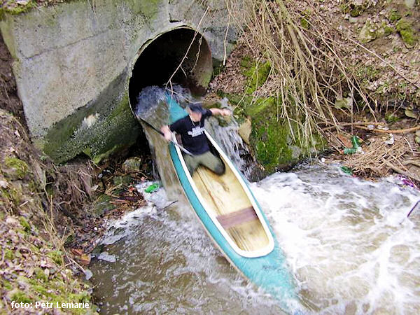 Trubka mezi Velení a Sluhami zakončená skokem Trubka mezi Velení a Sluhami zakončená skokem
