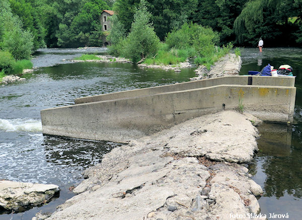 Poškozený jez za Chilhacem Poškozený jez za Chilhacem