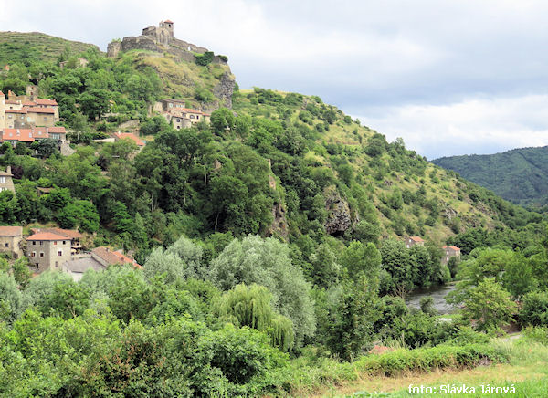 Údolí Allieru pod pevností Saint Ilpize Údolí Allieru pod pevností Saint Ilpize