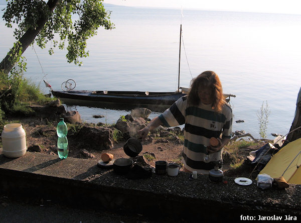 Táboření mezi vodou a silnicí na poloostrově Tihany Táboření mezi vodou a silnicí na poloostrově Tihany