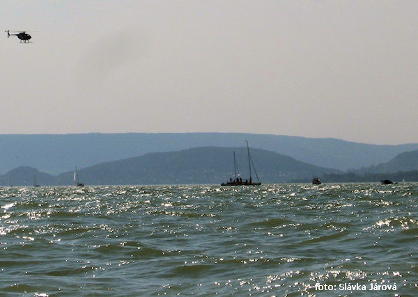 Záchrana převrácené jachty. Převrácená je ta černá úplně vpravo. Záchrana převrácené jachty. Převrácená je ta černá úplně vpravo.