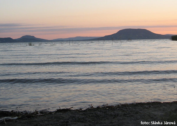 Svítání na městské pláži ve Balatonfönyves. Svítání na městské pláži ve Balatonfönyves.