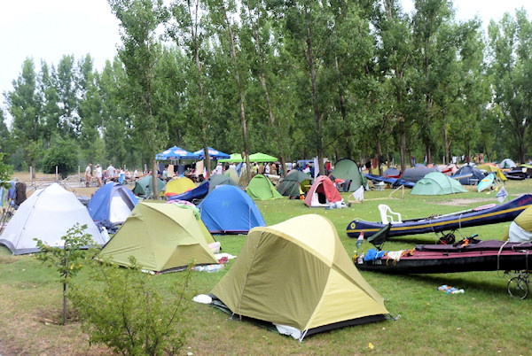 Tábořiště TID (v Paksu). Časem jsem nabyl dojmu, že celá TID je především stavění a
bourání stanů. Tábořiště TID (v Paksu). Časem jsem nabyl dojmu, že celá TID je především stavění a
bourání stanů.
