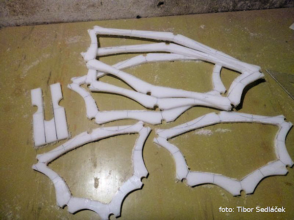 Nahrubo vyříznutá žebra Nahrubo vyříznutá žebra