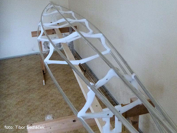 Kostra připravená k potahování kůží Kostra připravená k potahování kůží