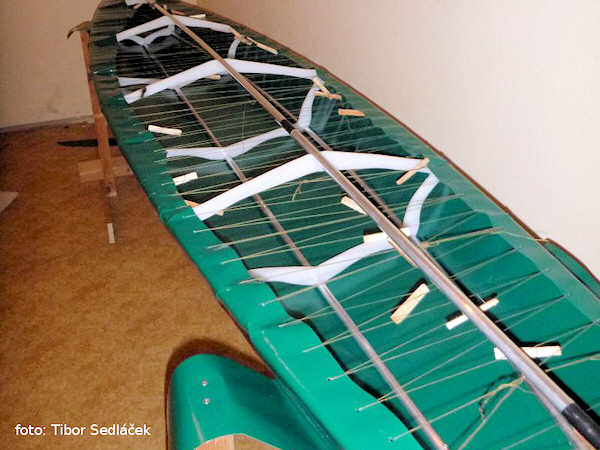 Napínání spodní části kůže Napínání spodní části kůže