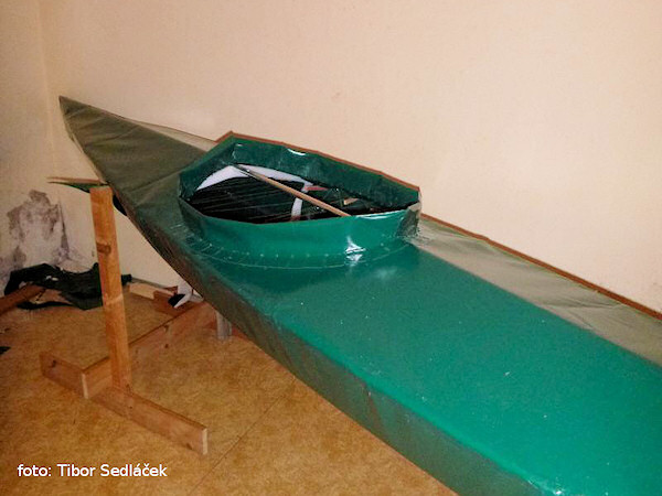 Přilepení paluby a límce Přilepení paluby a límce