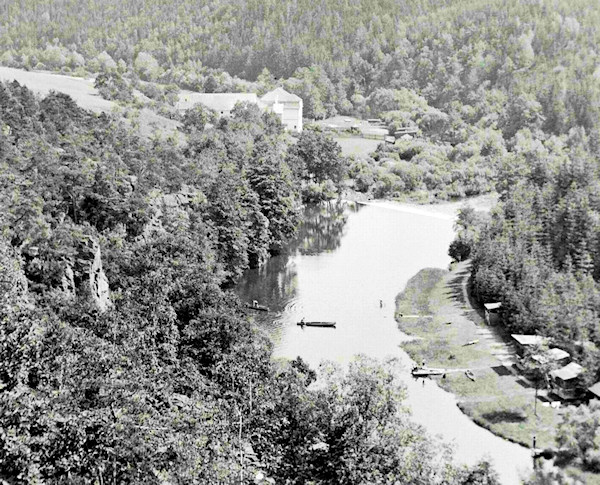 Dvě kanoe nad Černovickým jezem, foto z r.1936