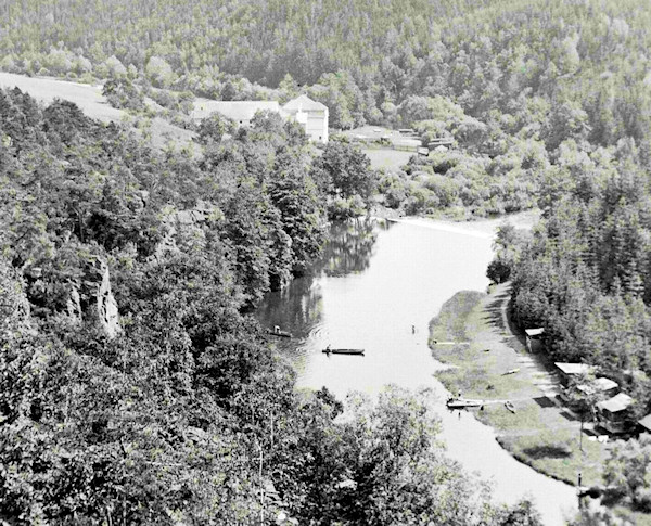 Dvě kanoe nad Černovickým jezem, foto z r.1936 Dvě kanoe nad Černovickým jezem, foto z r.1936