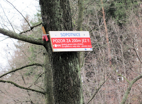 Nebezpečná cedule v Sopotnici Nebezpečná cedule v Sopotnici