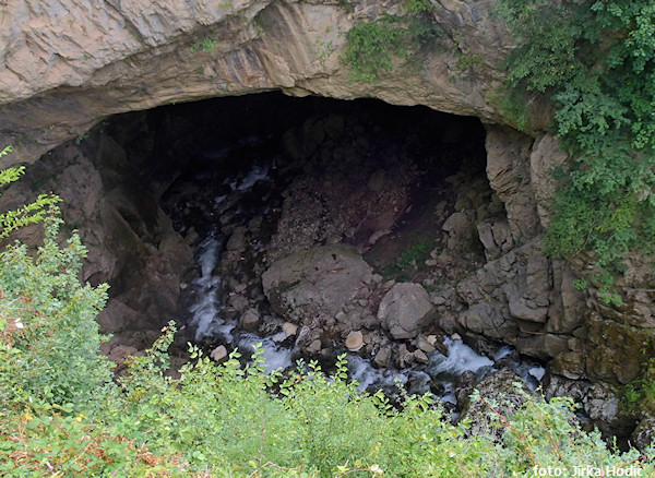 Řeka teče do podzemí