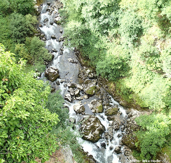 Řeka nad městem