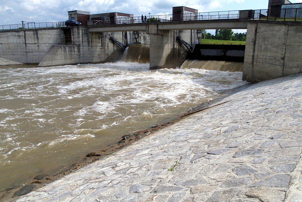 Hranice – poměrně „bezpečný“ jez. 60 – 80m3/sec Hranice – poměrně „bezpečný“ jez. 60 – 80m3/sec
