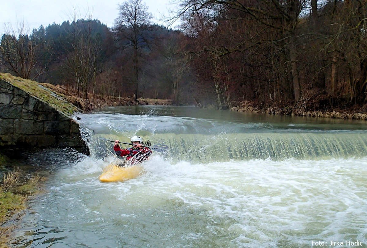 rkm. 1,1 Stupeň, vodočet Ústí 106 cm a 5,8 cbm/s