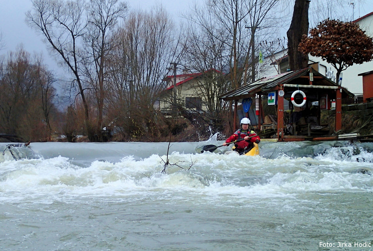 rkm. 6,3 Stupeň u Mamuta, vodočet Ústí 106 cm a 5,8 cbm/s