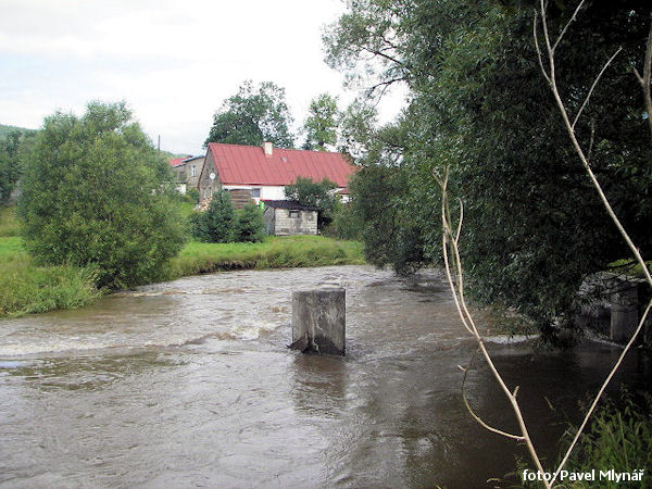 Zbytky jezu na rkm 244,7 Zbytky jezu na rkm 244,7