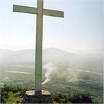 Kříž nad Elbasanem, v pozadí železárny