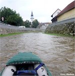 Velké Meziříčí. Po jezu na začátku města je průjezd bez problémů.