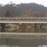 Silniční most Starý Plzenec (km 14,6), v pozadí hradiště s rotundou