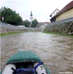 Velké Meziříčí. Po jezu na začátku města je průjezd bez problémů.